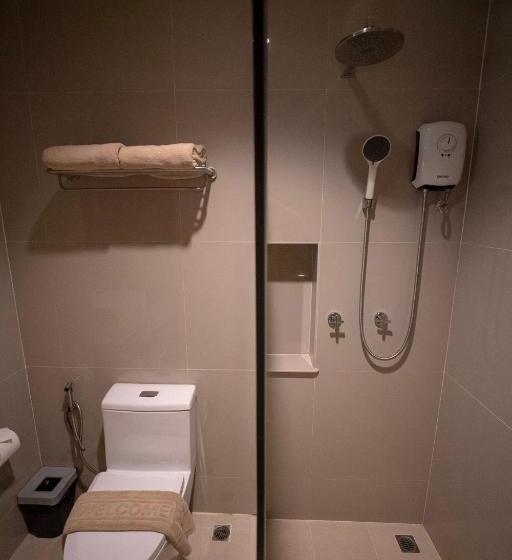 غرفة قياسية مطلّة علي حمام السباحة, Riverawan