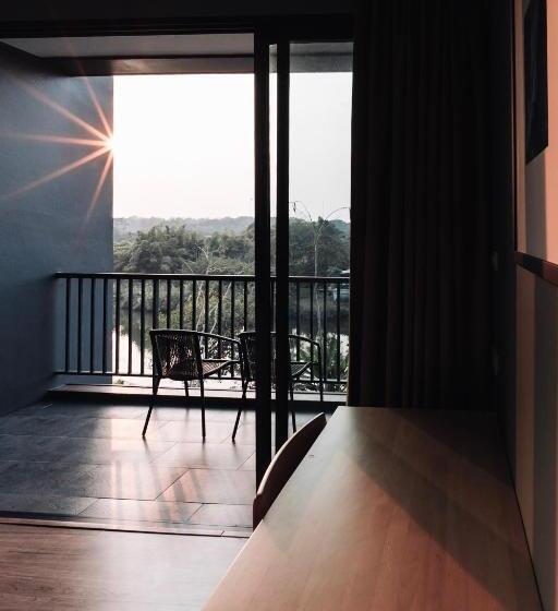 غرفة قياسية مطلّة علي حمام السباحة, Riverawan