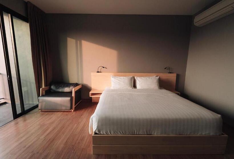 غرفة قياسية مطلّة علي حمام السباحة, Riverawan