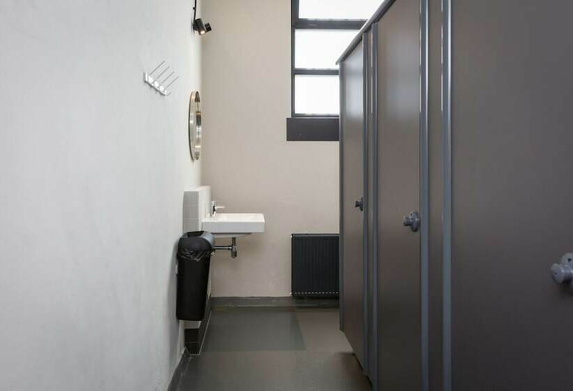 스탠다드 4인용 룸 공용 욕실, Alibi Hostel Leeuwarden