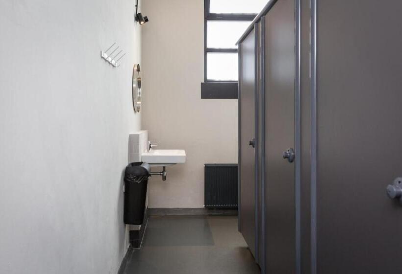 标准四人间共用浴室, Alibi Hostel Leeuwarden