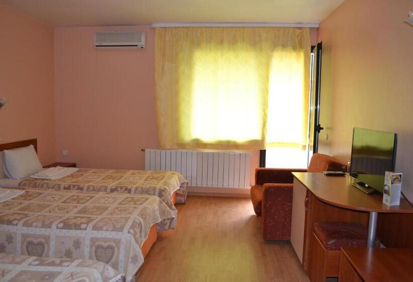 Трехместный Номер Классика, Perla