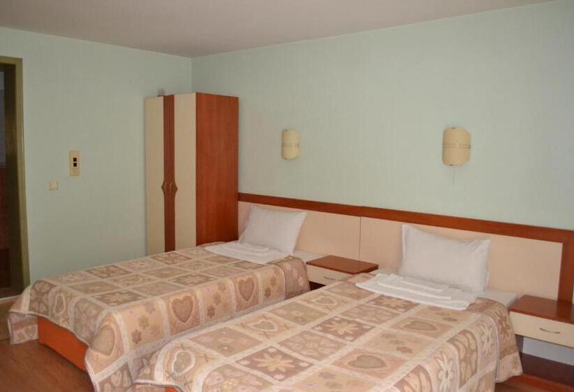 Трехместный Номер Классика, Perla