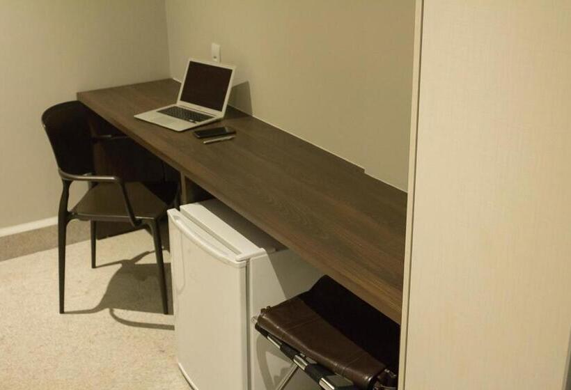 غرفة إدارية ثلاثية, Real Executive