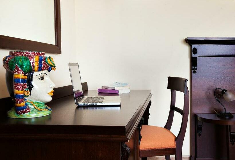 带阳台的三人标准间, Terra Degli Elimi