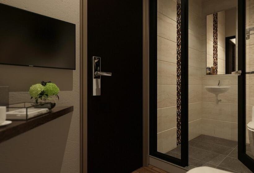 חדר יחיד בסיסי, The Square