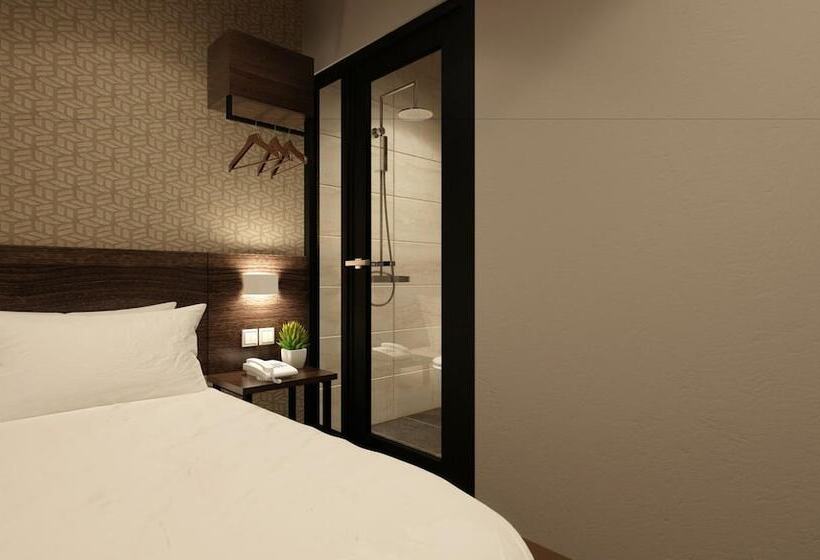 חדר יחיד בסיסי, The Square