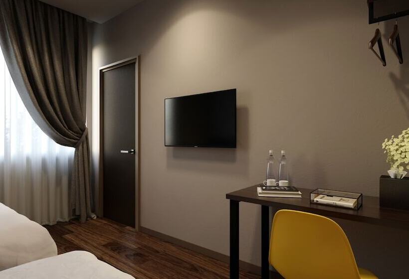 חדר משפחתי, The Square