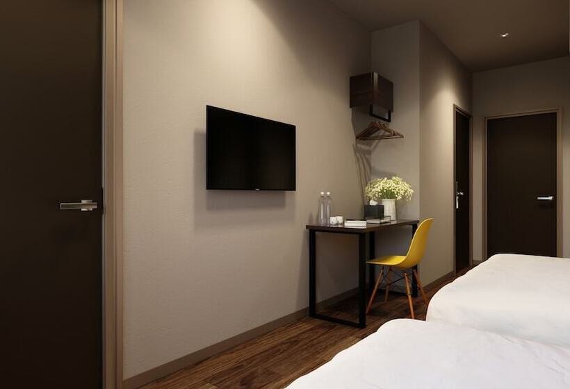 חדר משפחתי, The Square