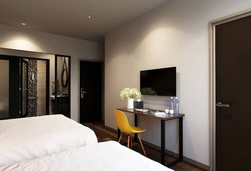 חדר משפחתי, The Square