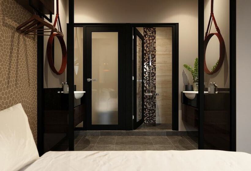 חדר משפחתי, The Square