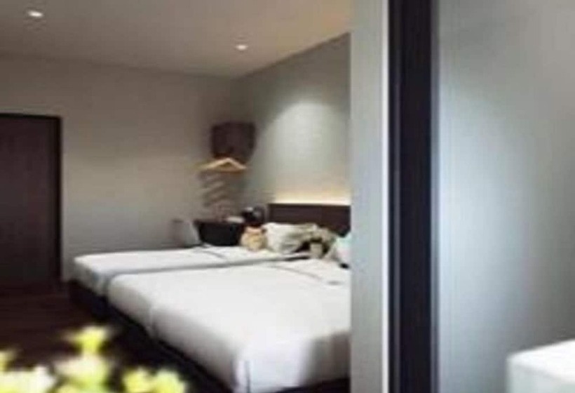 חדר משפחתי, The Square