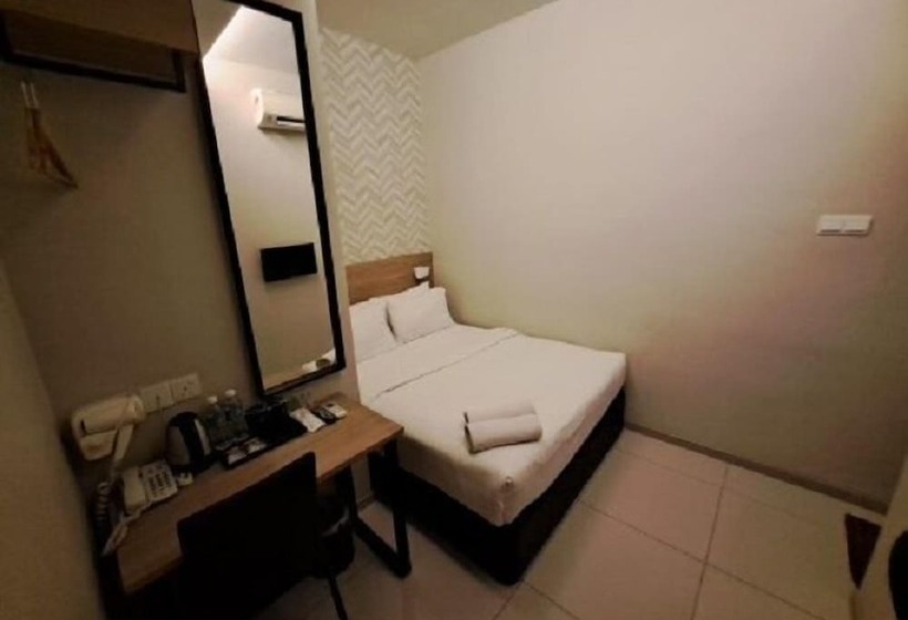 חדר בסיסי, The Square