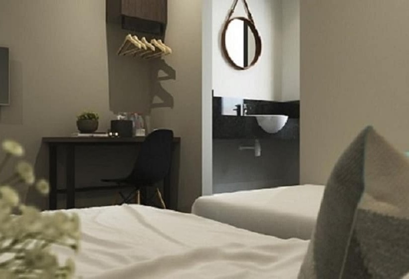 חדר משפחתי, The Square