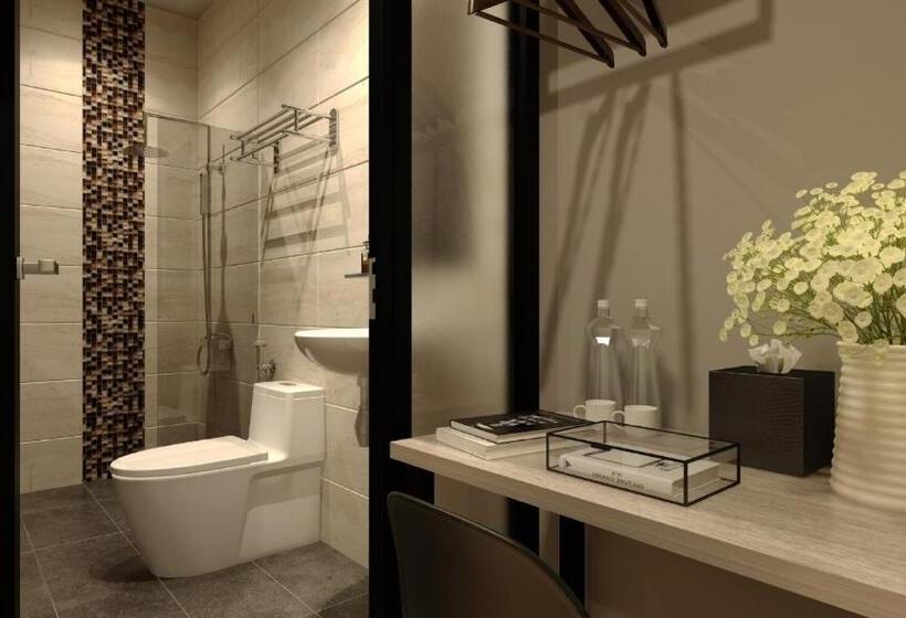 חדר סטנדרט, The Square