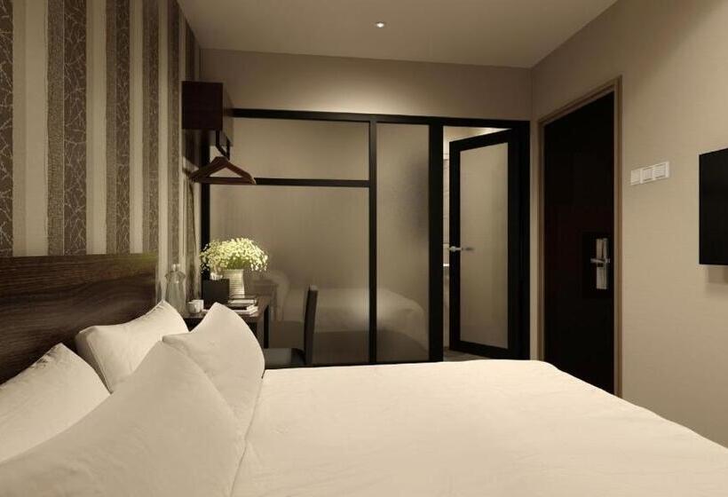 חדר סטנדרט, The Square