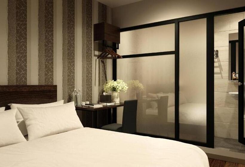 חדר סטנדרט, The Square