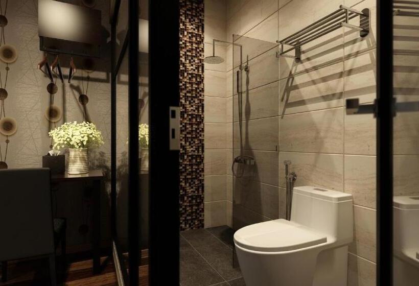 חדר סטנדרט, The Square