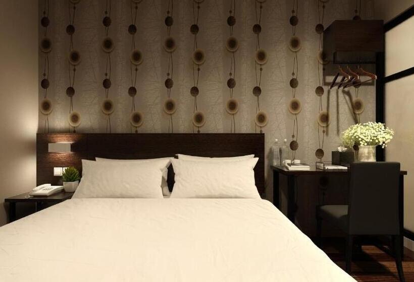 חדר סטנדרט, The Square