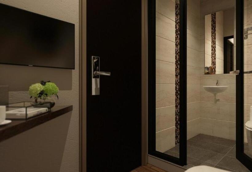 חדר יחיד בסיסי, The Square