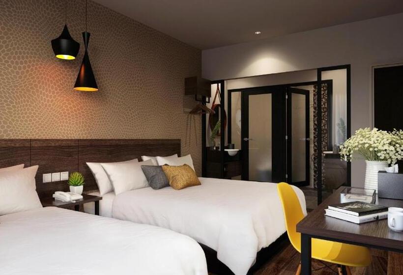 חדר משפחתי, The Square