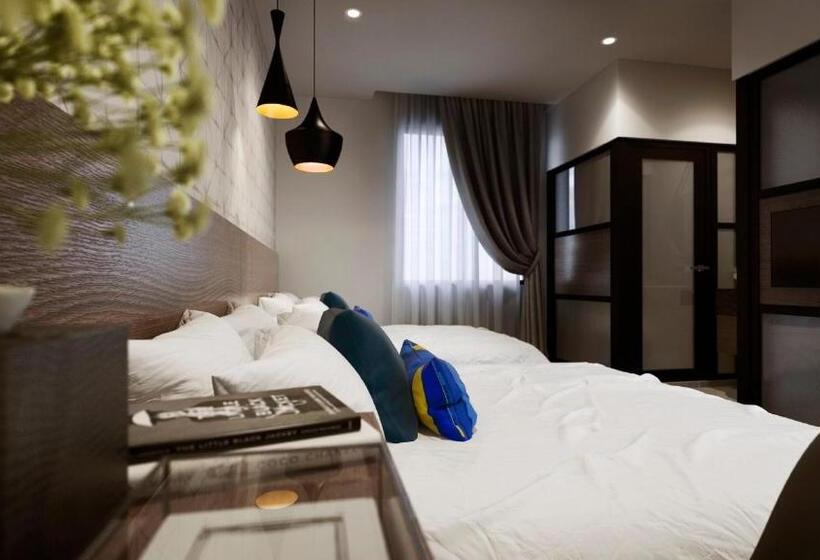 חדר משפחתי, The Square