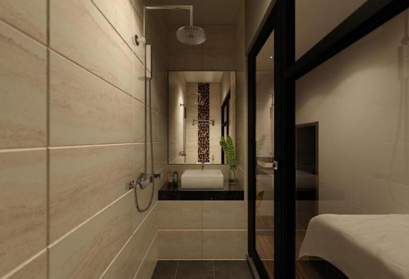 חדר סטנדרט יחיד, The Square