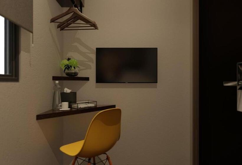 חדר סטנדרט יחיד, The Square