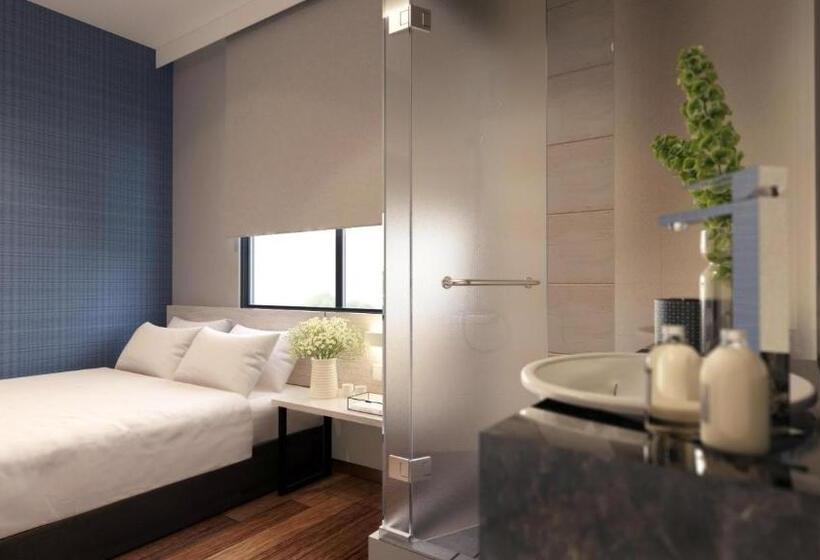 חדר בסיסי, The Square