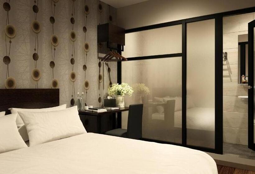 חדר סטנדרט, The Square