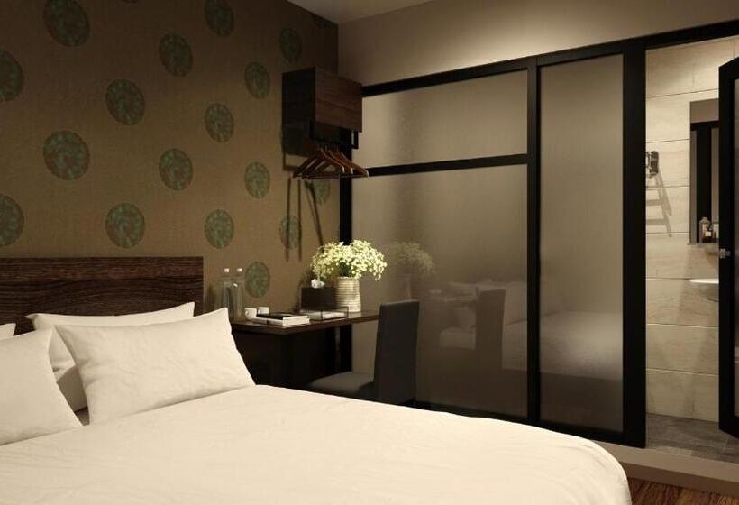 חדר סטנדרט, The Square