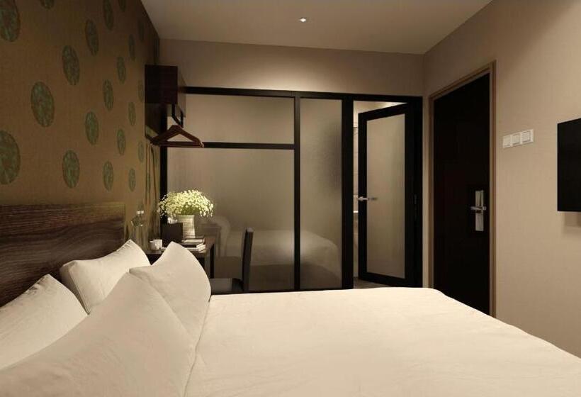 חדר סטנדרט, The Square