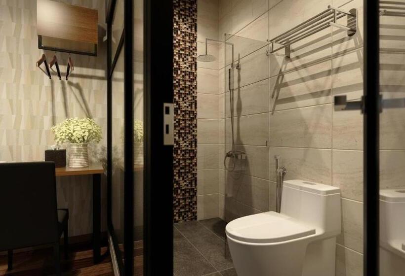 חדר סטנדרט, The Square