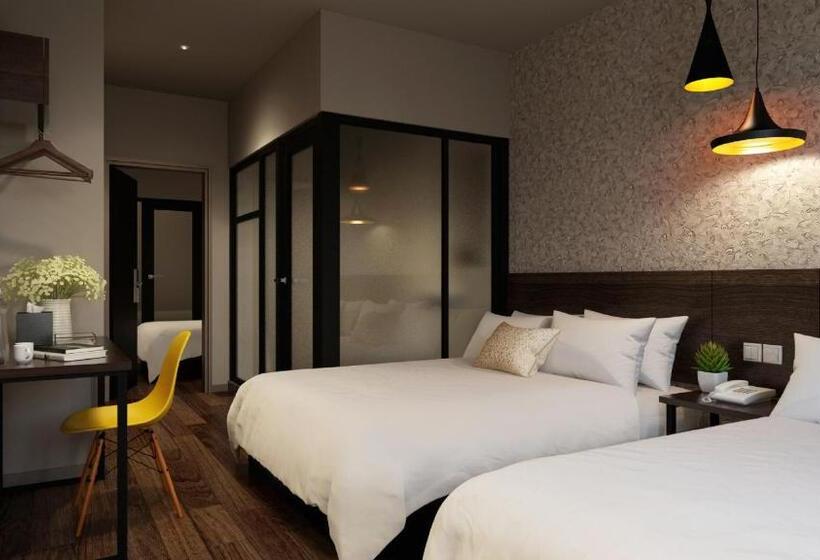 חדר משפחתי, The Square