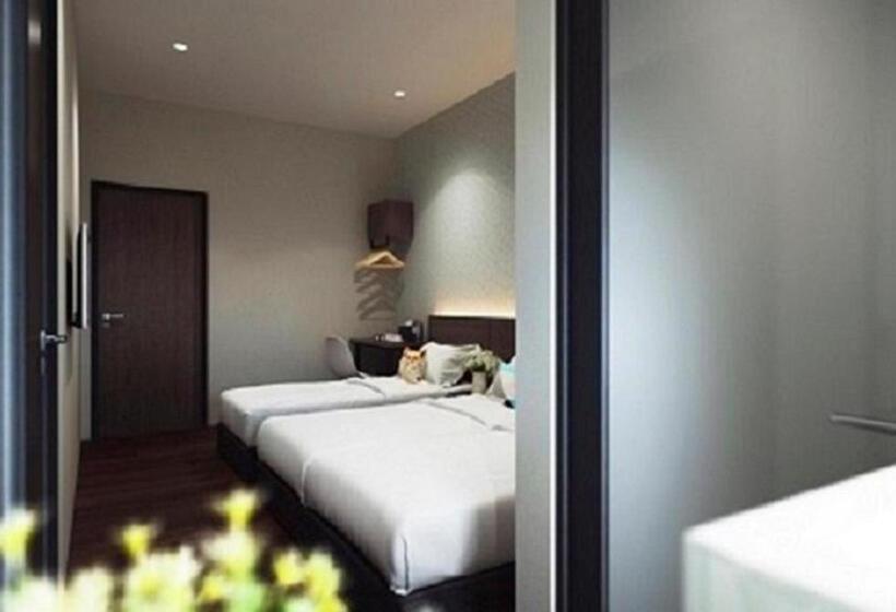 חדר משפחתי, The Square