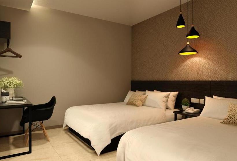 חדר משפחתי, The Square