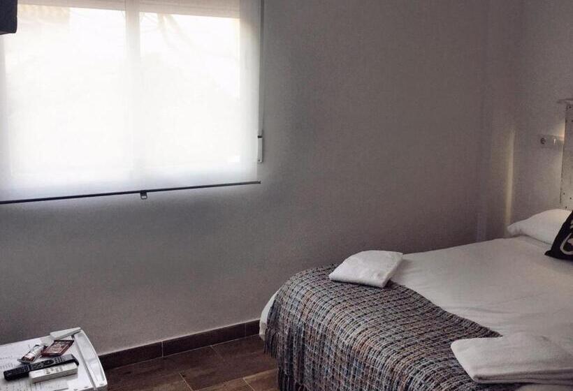 Номер Стандарт, Hostal Ciempozuelos, Cerca Del Parque Warner Y Madrid