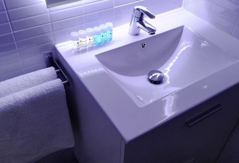 Номер Стандарт Трехместный, Hostal Ciempozuelos, Cerca Del Parque Warner Y Madrid