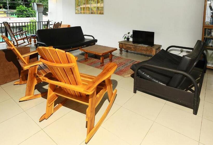 バス共有のスタンダードルーム, Wide Mouth Frog Quepos