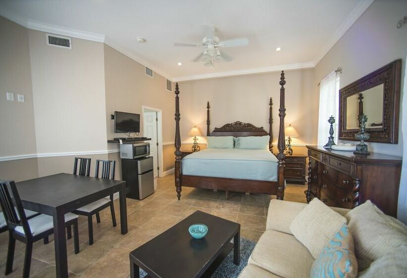 اتاق سوپریور با چشم‌انداز استخر, Shangri La Boutique Bed & Breakfast