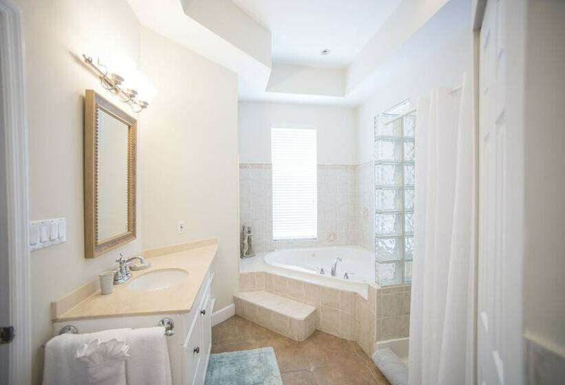 اتاق سوپریور با چشم‌انداز استخر, Shangri La Boutique Bed & Breakfast