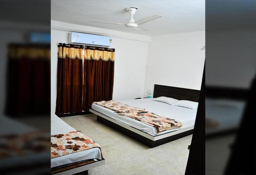 غرفة قياسية ثلاثية, Bholenath Palace Infront Of Mahakal Temple