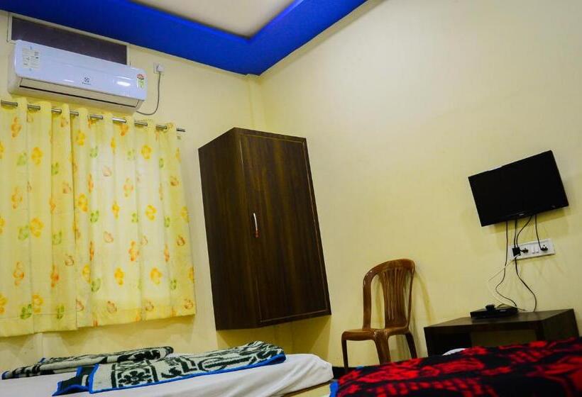 غرفة قياسية ثلاثية, Bholenath Palace Infront Of Mahakal Temple