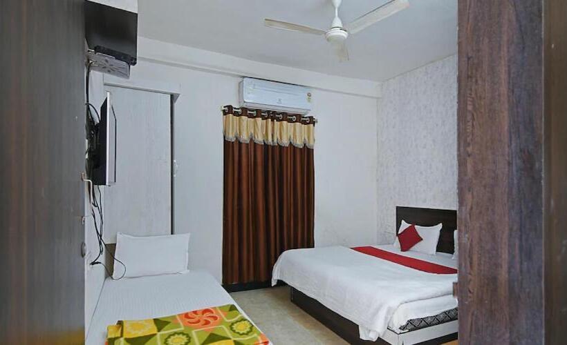 غرفة قياسية ثلاثية, Bholenath Palace Infront Of Mahakal Temple