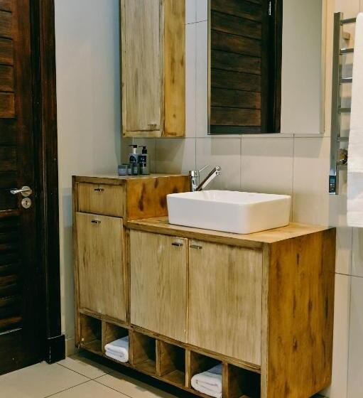 جناح مزوَّد بشرفة, Tredenham Boutique