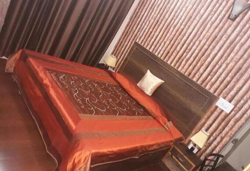 디럭스 룸, Trimurti Pine Valley Resort