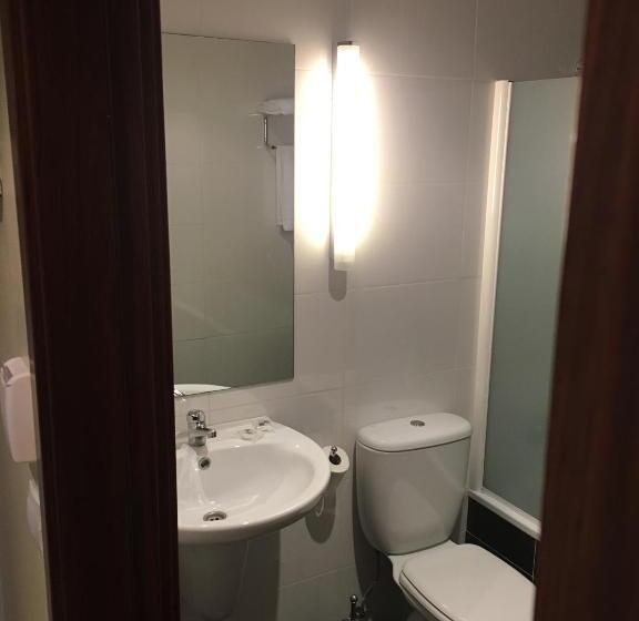 חדר סטנדרט מותאם לאדם עם מוגבלויות, Area De Servicio Los Chopos