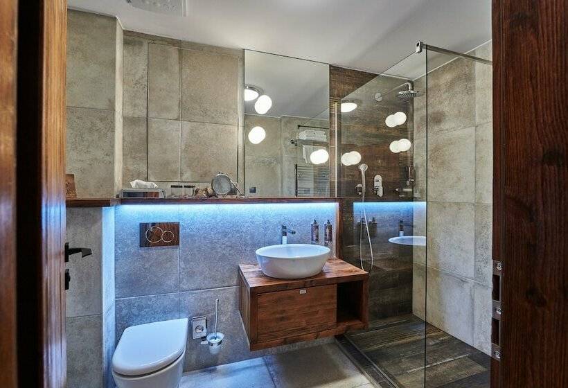 Номер Deluxe, Pošta