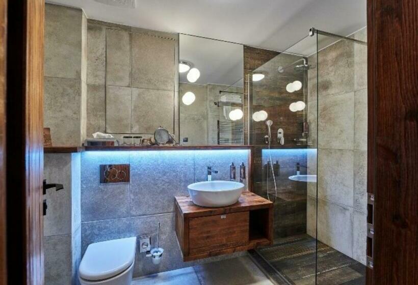 Номер Deluxe, Pošta