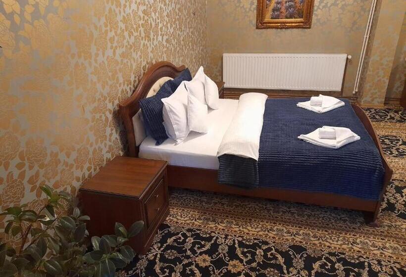 דירת חדר, Pensiunea Crown Royal